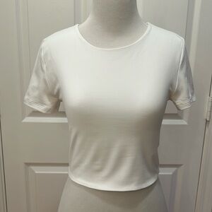 Aritzia Babaton White Contour Cropped Short Sleeve Top Sz M. Worn once! 🤍🤍🤍🤍